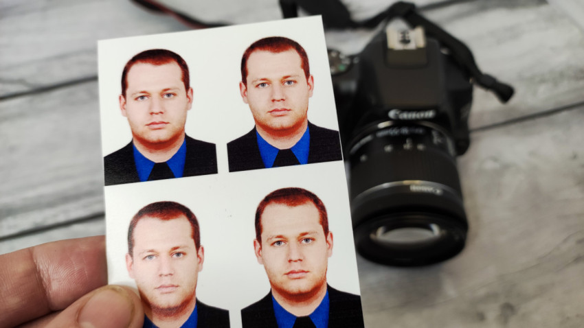 Фото на документы и фотоаппарат на столе