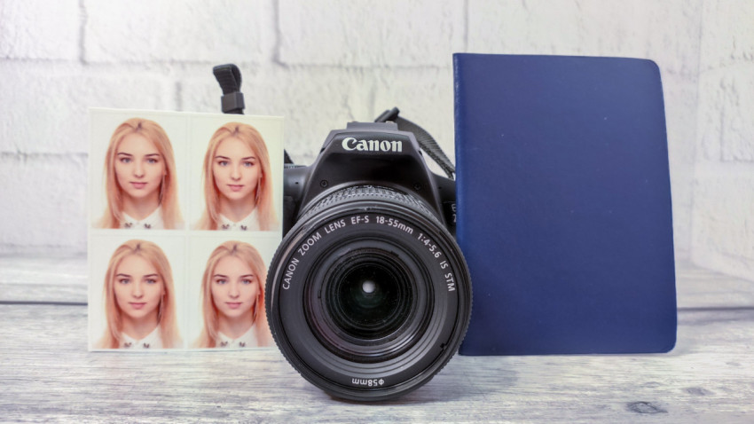 Фотоаппарат Canon с фотографиями на документы и блокнотом на фоне