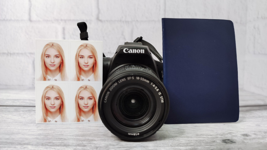 Камера Canon с фотографиями для документов и синим блокнотом