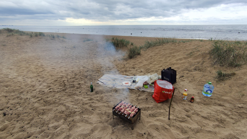 Мангал с шашлыками на пляже у моря