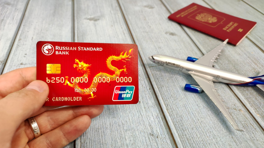 Карта Russian Standard Bank UnionPay и модель самолёта