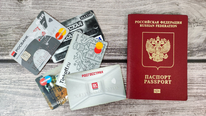 Загранпаспорт РФ и банковские карты на деревянном фоне