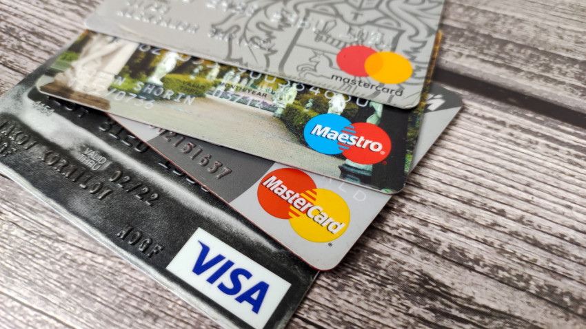 Банковские карты с логотипами Visa, MasterCard и Maestro
