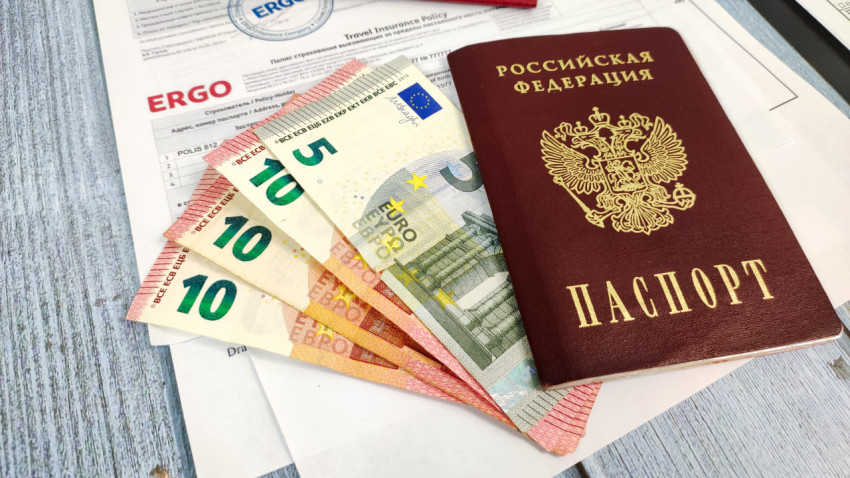 Внутренний паспорт РФ и евро на фоне страхового полиса