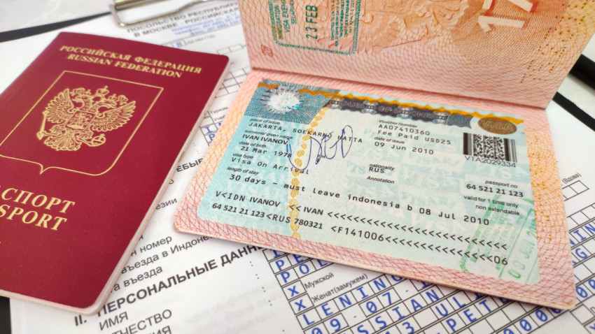 Виза по прибытию в Индонезию в паспорте рядом с документами