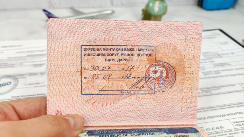 Разворот паспорта с разрешением на посещение регионов Таджикистана