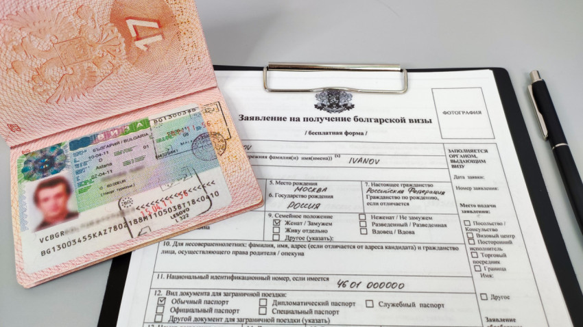 Паспорт с болгарской визой и анкета на визу на столе