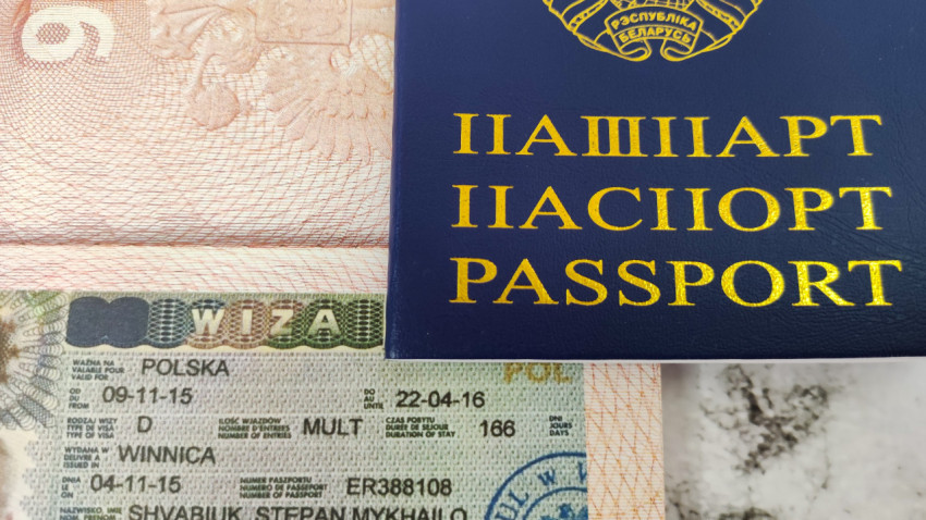 Паспорт Беларуси и виза Польши с защитными элементами