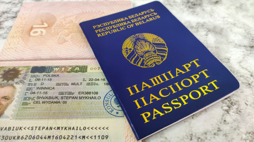 Паспорт Беларуси и крупный план польской визы