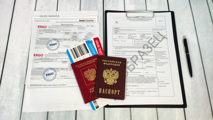 Комплект документов для подачи на польскую визу с паспортами и страховкой