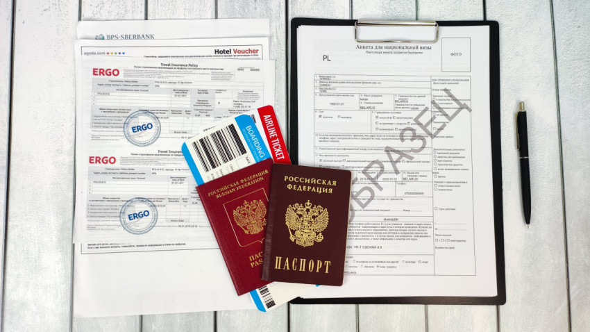 Документы для подачи визы в Польшу с паспортами и анкетой
