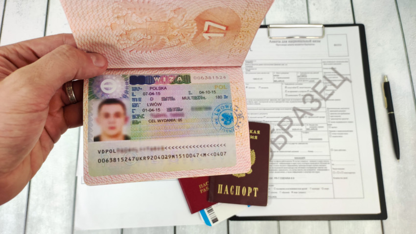 Польская национальная виза в паспорте с документами для подачи