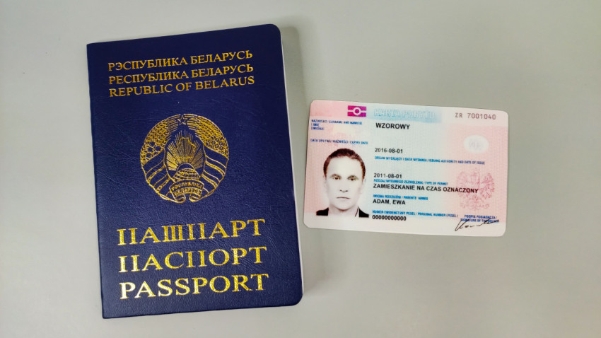 Паспорт Беларуси и польская карта побыту на столе