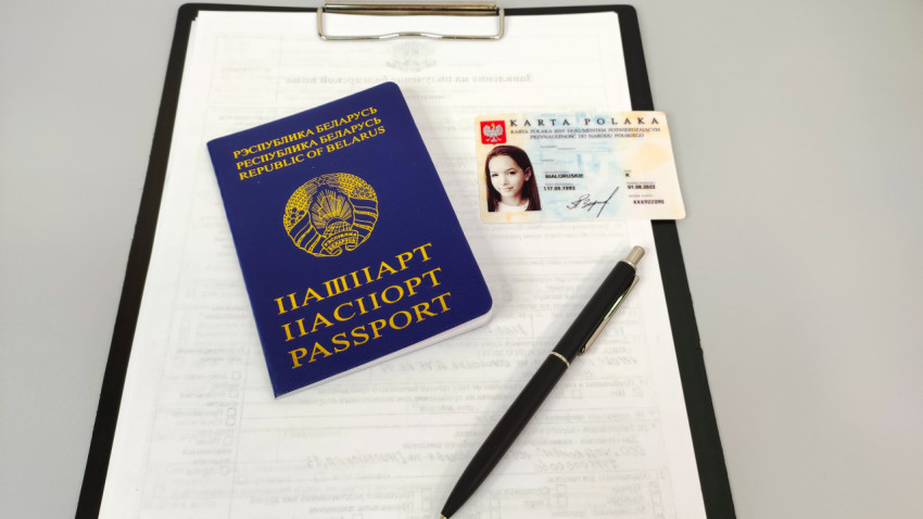 Паспорт Беларуси и Карта Поляка на папке с бумагами