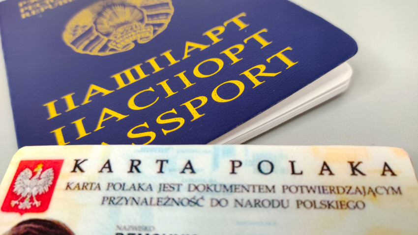 Паспорт Беларуси и Карта Поляка крупным планом