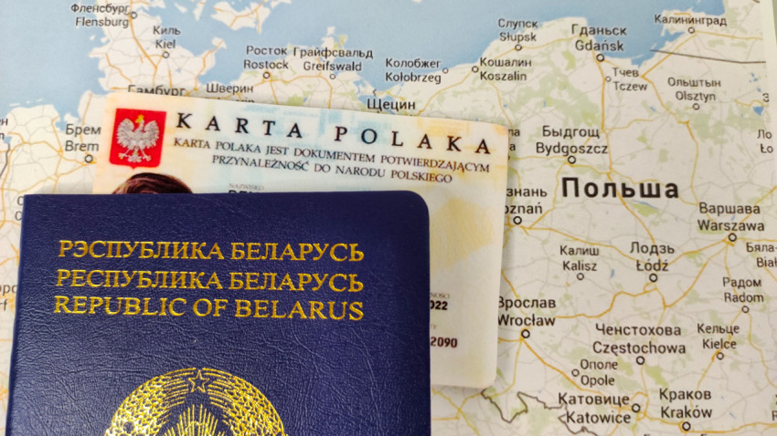 Паспорт Беларуси и Карта Поляка на фоне карты Польши