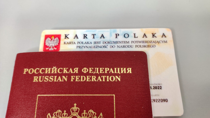 Паспорт России и Карта Поляка вместе на столе