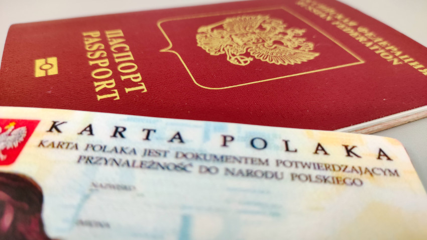 Фрагмент Карты Поляка и российского паспорта