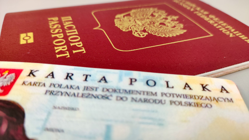 Российский паспорт и Карта Поляка крупным планом