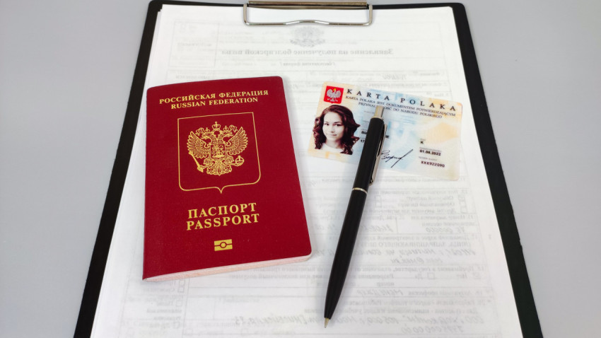 Паспорт России и Карта Поляка на фоне анкеты