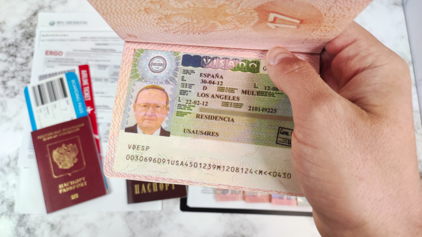 Паспорт с визой Испании и авиабилет