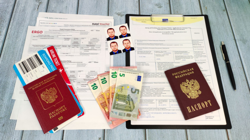 Комплект документов для получения шенгенской визы с паспортами и евро