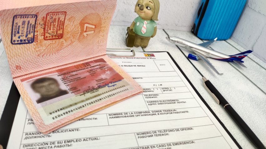 Загранпаспорт с визой Венесуэлы и анкетой на столе