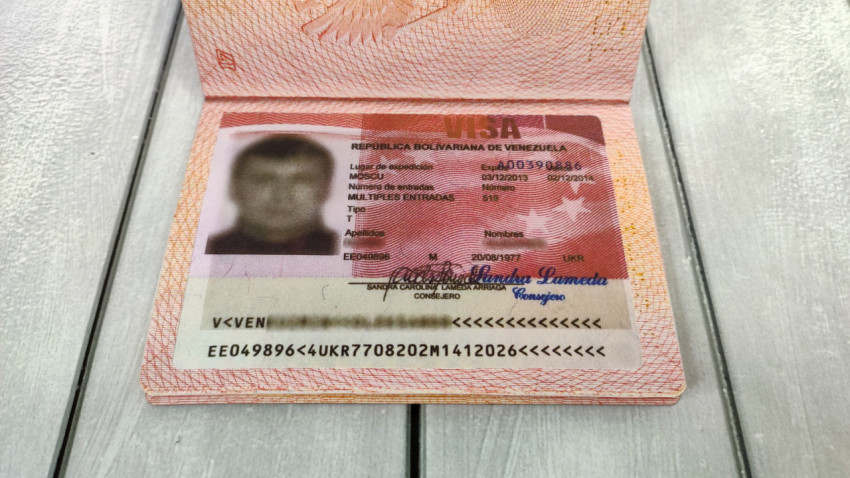 Разворот загранпаспорта с визой Венесуэлы крупным планом