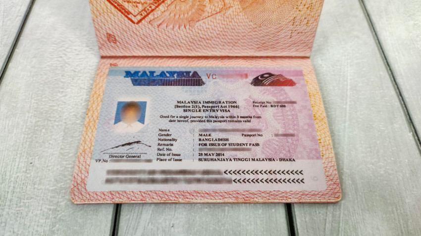 Разворот паспорта с визой Малайзии крупным планом