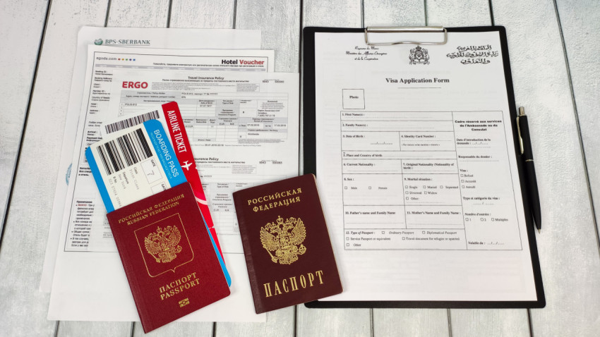 Документы для оформления визы в Марокко на столе