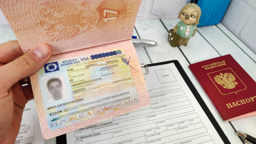 Виза Доминиканской Республики в паспорте на фоне анкеты