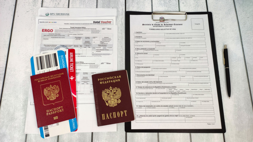 Российские паспорта и авиабилет с анкетой на визу в Доминикану