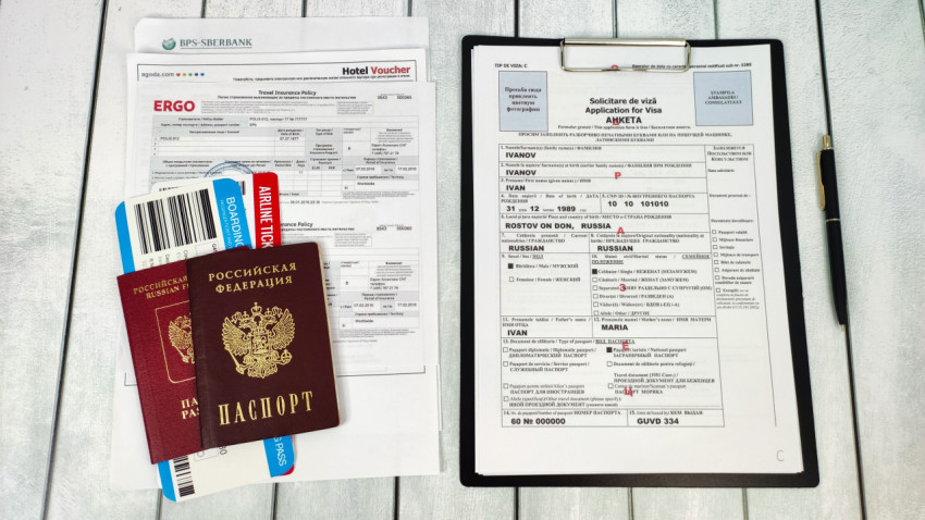 Комплект документов для оформления визы с паспортами и страховым полисом