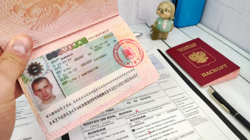 Паспорт с румынской визой и сопроводительными документами