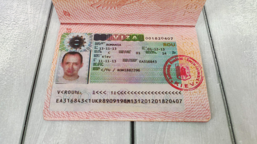 Заграничный паспорт с румынской визой и печатью консульства