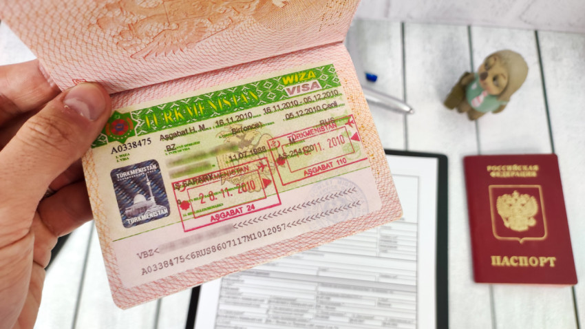 Паспорт с туркменской визой и отметками о пересечении границы
