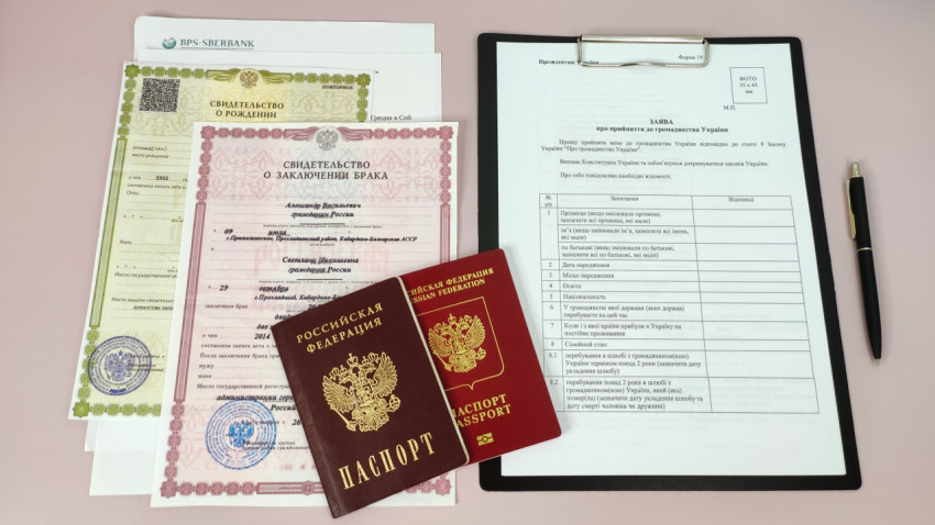 Российские и украинские документы и паспорта на столе