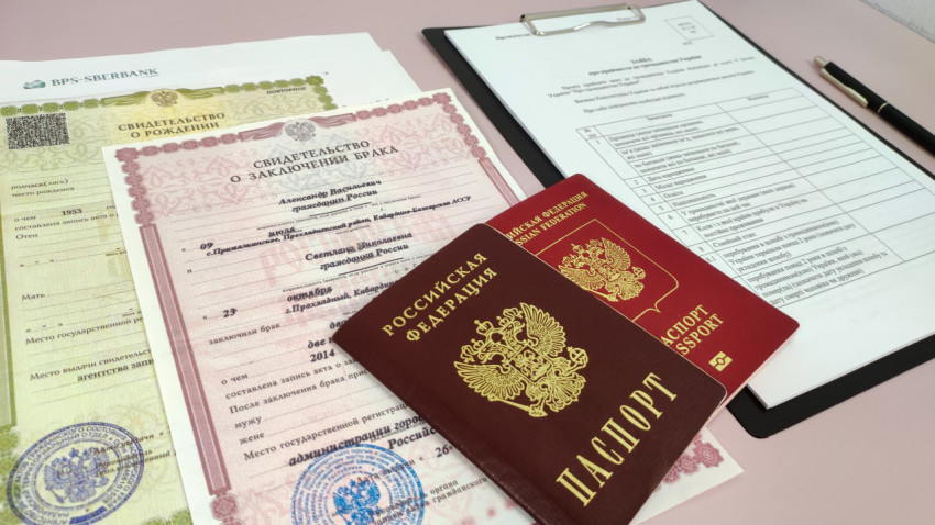 Российские паспорта и свидетельства с заявлением на украинское гражданство