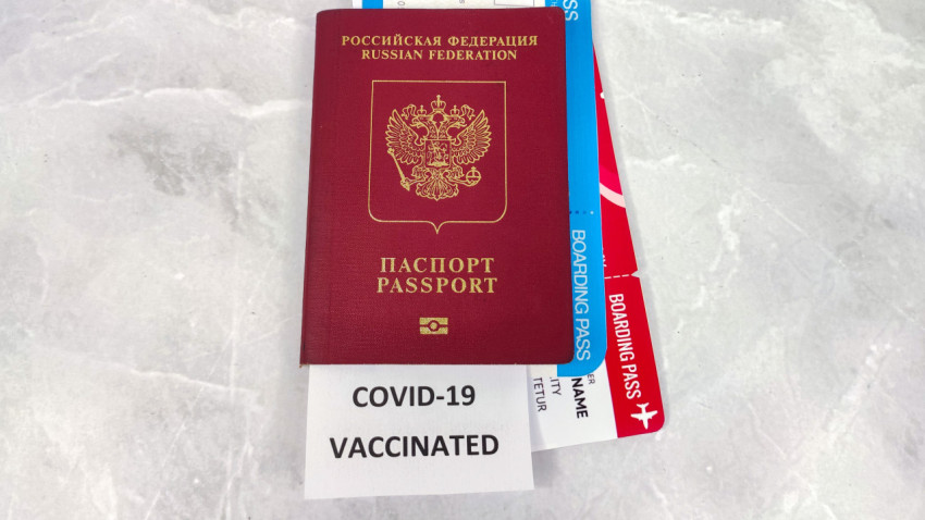 Загранпаспорт России с посадочным талоном и отметкой вакцинации