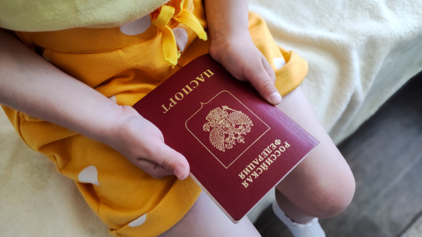 Детские руки с заграничным паспортом РФ