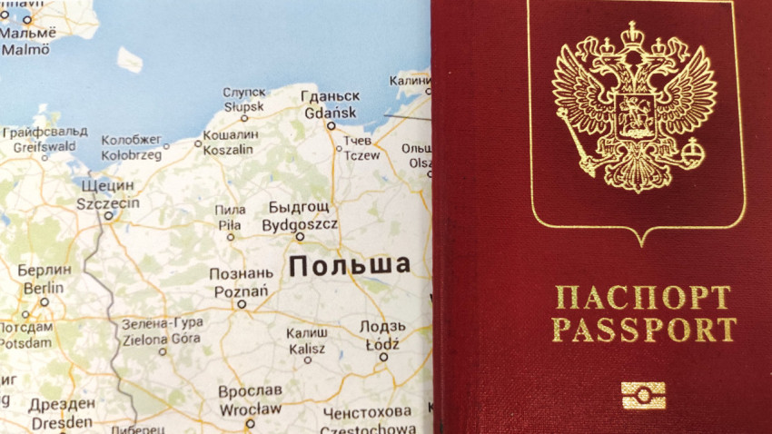 Российский паспорт рядом с картой Польши