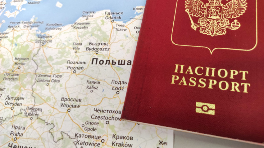 Российский заграничный паспорт на фоне карты Польши