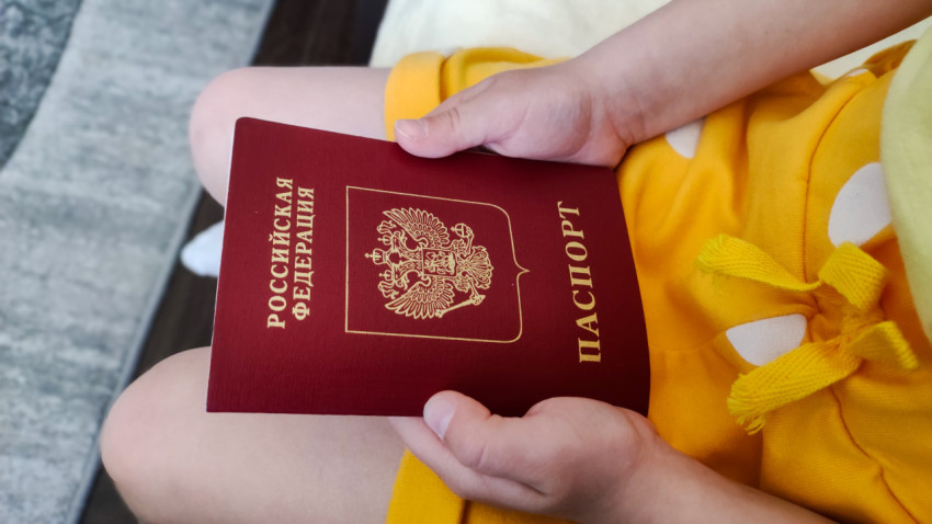 Ребенок с загранпаспортом РФ на коленях