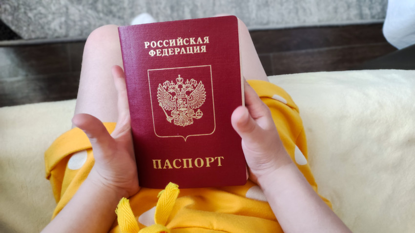 Ребенок держит заграничный паспорт РФ