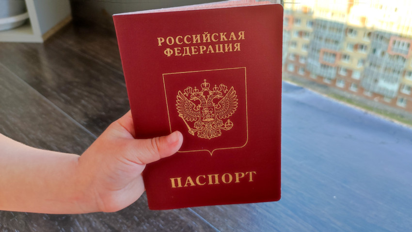 Загранпаспорт РФ в руках ребенка крупным планом