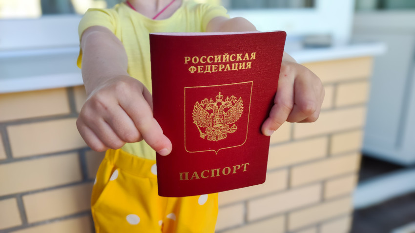 Ребенок держит загранпаспорт РФ крупным планом