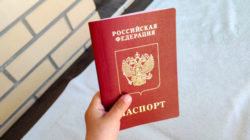 Загранпаспорт РФ в детской руке крупным планом