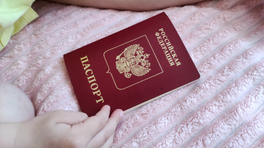 Заграничный паспорт Российской Федерации в руке ребёнка
