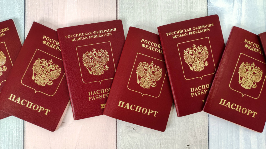 Несколько заграничных паспортов Российской Федерации на деревянной поверхности