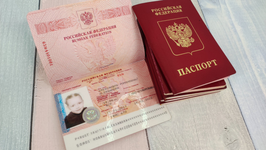 Заграничный паспорт Российской Федерации и открытая страница документа с фотографией ребёнка